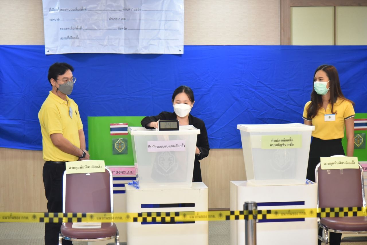 กล่องบัตรเลือกตั้งสีม่วงและสีเขียว หย่อนกล่องละ 1 บัตร