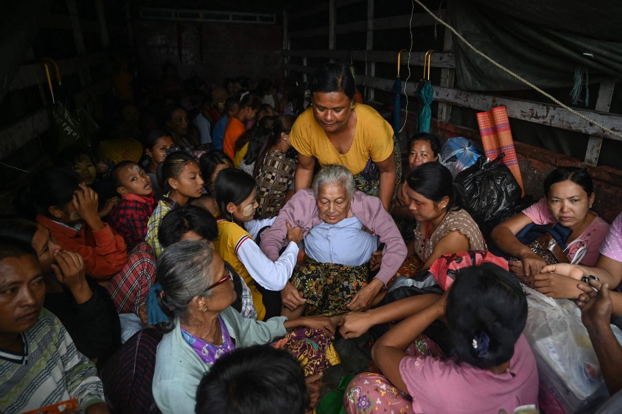 ชาวบ้านในเมืองสิตตะเว เมืองเอกรัฐยะไข่ ชายฝั่งตะวันตกของเมียนมา ได้รับการอพยพหนีภัยพายุไซโคลน โมคา ที่จะขึ้นฝั่งบริเวณพรมแดนบังกลาเทศติดกับเมียนมา วันที่   14 พ.ค. 2566