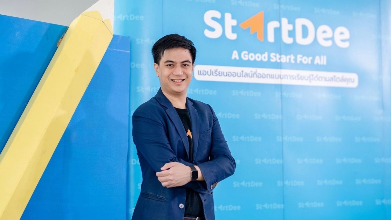 พริษฐ์ วัชรสินธุ ขณะที่ดำรงตำแหน่งซีอีโอ StartDee