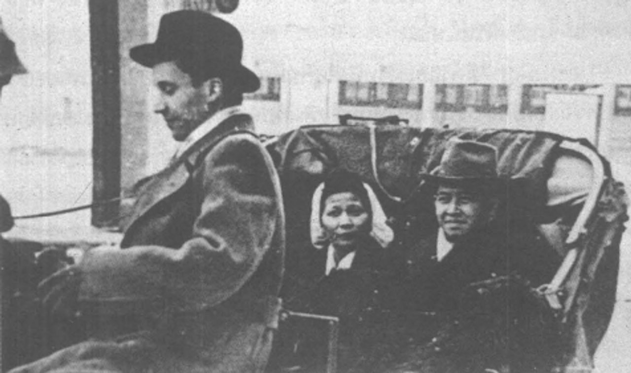 ภาพนายปรีดี พนมยงค์และท่านผู้หญิงพูนศุข พนมยงค์ เมื่อครั้งไปเข้าเฝ้าในหลวงรัชกาลที่ 8 ขณะทรงประทับ ณ​ ต่างประเทศ