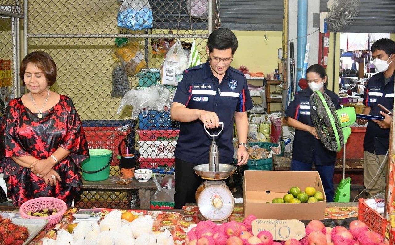 ทีมสายตรวจอาสา DIT ตรวจมาตรวัดของสถานีบริการน้ำมันเชื้อเพลิง 3 แห่ง ที่ จ.เพชรบุรี และตรวจเครื่องชั่งในตลาดสดเทศบาลเมืองปราณบุรี อ.ปราณบุรี จ.ประจวบคีรีขันธ์.