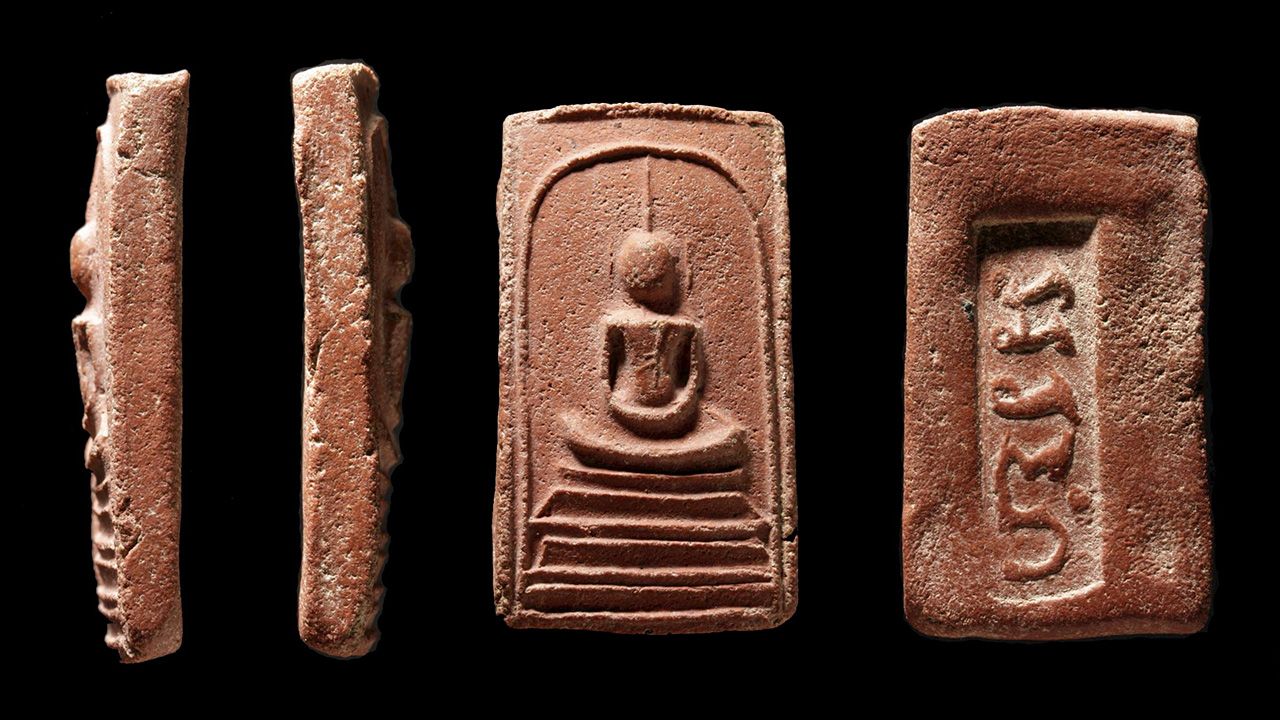 พระสมเด็จอรหัง (แดง) พิมพ์ฐานคู่ หลังโต๊ะกัง สมเด็จพระสังฆราชญาณสังวร (สุก ไก่เถื่อน) วัดสร้อยทอง ของมาตยวงศ์ อมาตยกุล.