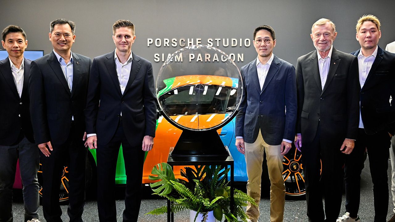 เปิดโชว์รูม วุฒิกร อินทรภูวศักดิ์ และ ฮานเนส รูออฟ เปิด “Porsche Studio” จุดนัดพบใจกลางเมืองบรรยากาศอบอุ่นผ่อนคลายให้สัมผัสปอร์เช่อย่างใกล้ชิด โดยมี วุฒิศักดิ์ อินทรภูวศักดิ์, มหัทธนะ อัมพรพิสิฏฐ์ และ ธนบดี กุลทล มาร่วมงานด้วย ที่สยามพารากอน วันก่อน.