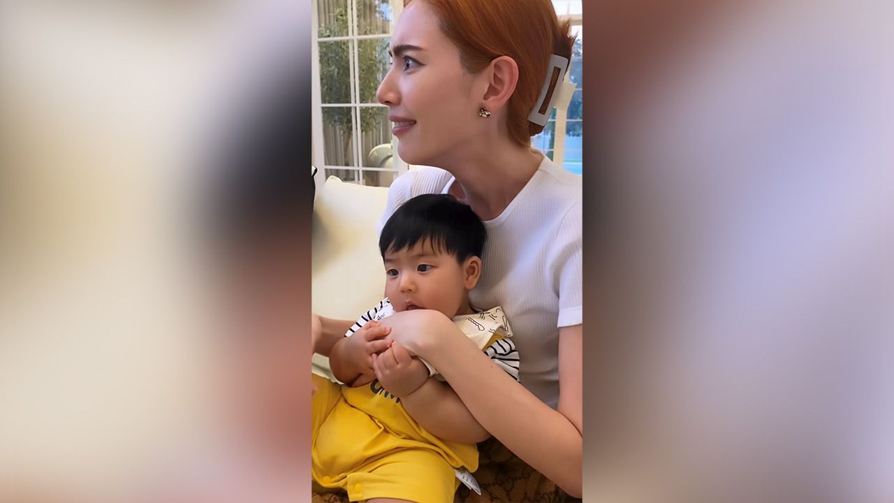 เคยสร้างตำนานโดนหยุมมาแล้ว ล่าสุด ใหม่–ดาวิกา ทำ น้องพีร์เจ ลูกชายสุดหล่อของพ่อพุฒ-แม่จุ๋ย มันเขี้ยวไม่ไหว แค่หยิกก็น้อยไปขอฝากรักด้วยการกัดเลยแล้วกัน เนื้อหอมของจริง!!