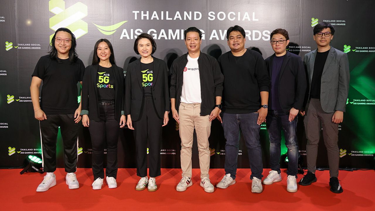 ยอดเยี่ยม - รุ่งทิพย์ จารุศิริพิพัฒน์ และ กล้า ตั้งสุวรรณ จัดงาน Thailand Social AIS Gaming Awards 2023 มอบรางวัลยกย่องบุคคลในวงการอีสปอร์ตมีผลงานสร้างสรรค์ยอดเยี่ยม โดยมี ปริทัศน์ โภควนิช มาร่วมงานด้วย ที่เอไอเอส อีสปอร์ต สตูดิโอ สามย่านมิตรทาวน์ วันก่อน.