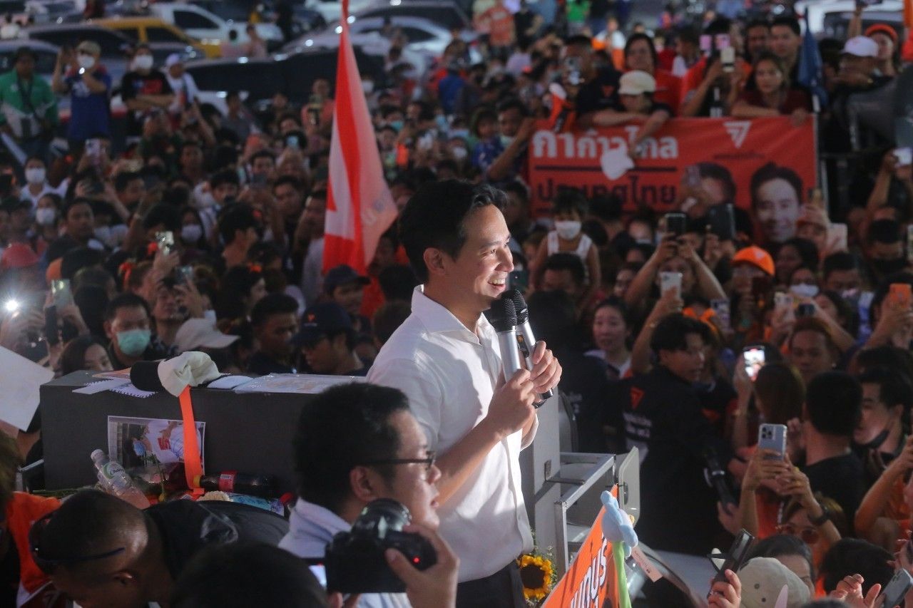 พิธา ขึ้นรถแห่ขอบคุณคะแนนเสียงประชาชน