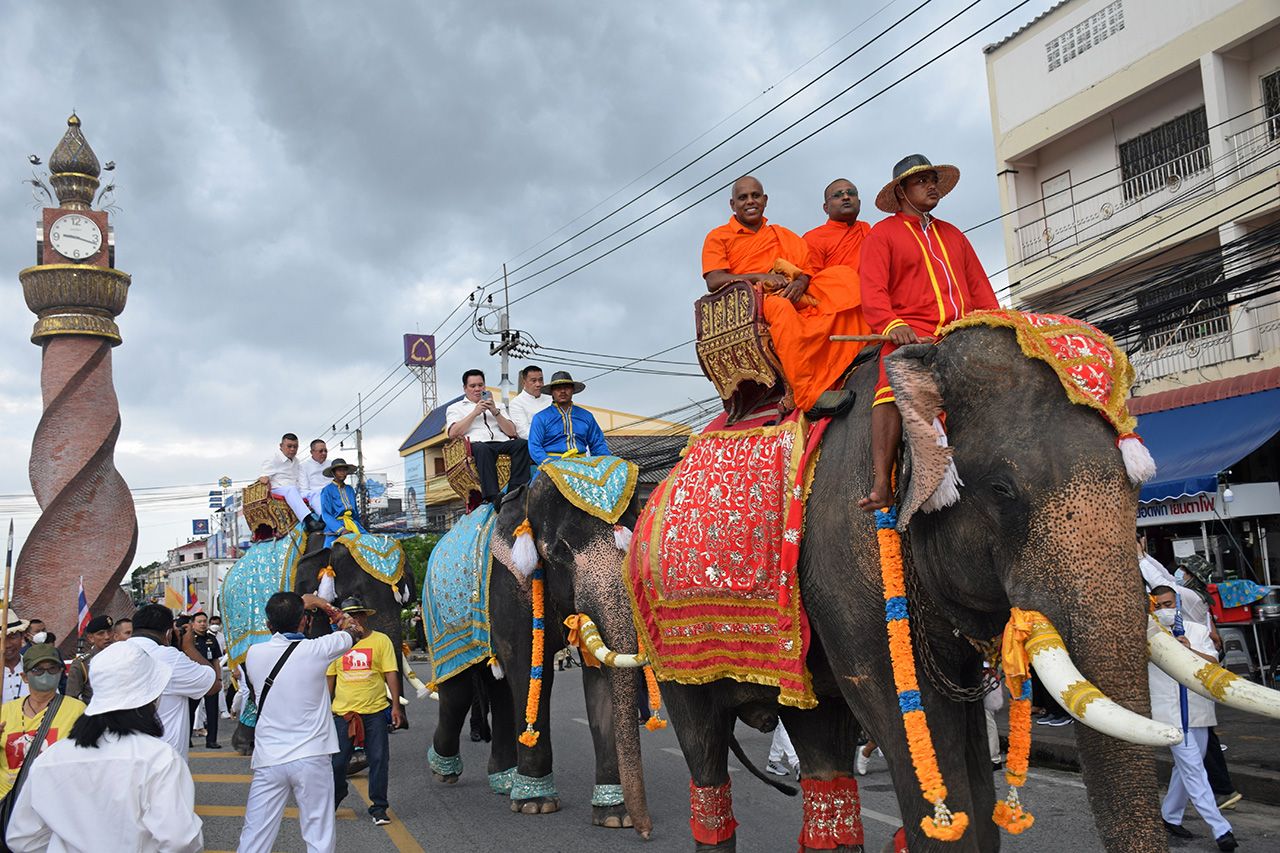 ขบวนพญาคชสาร (ช้างเผือก) 5 เชือก อัญเชิญ “ต้นปรมัตถสิริมหาโพธิ หน่อเนื้อพุทธางกูร” ไปปลูกที่วัดแหลมแค อ.พานทอง จ.ชลบุรี.