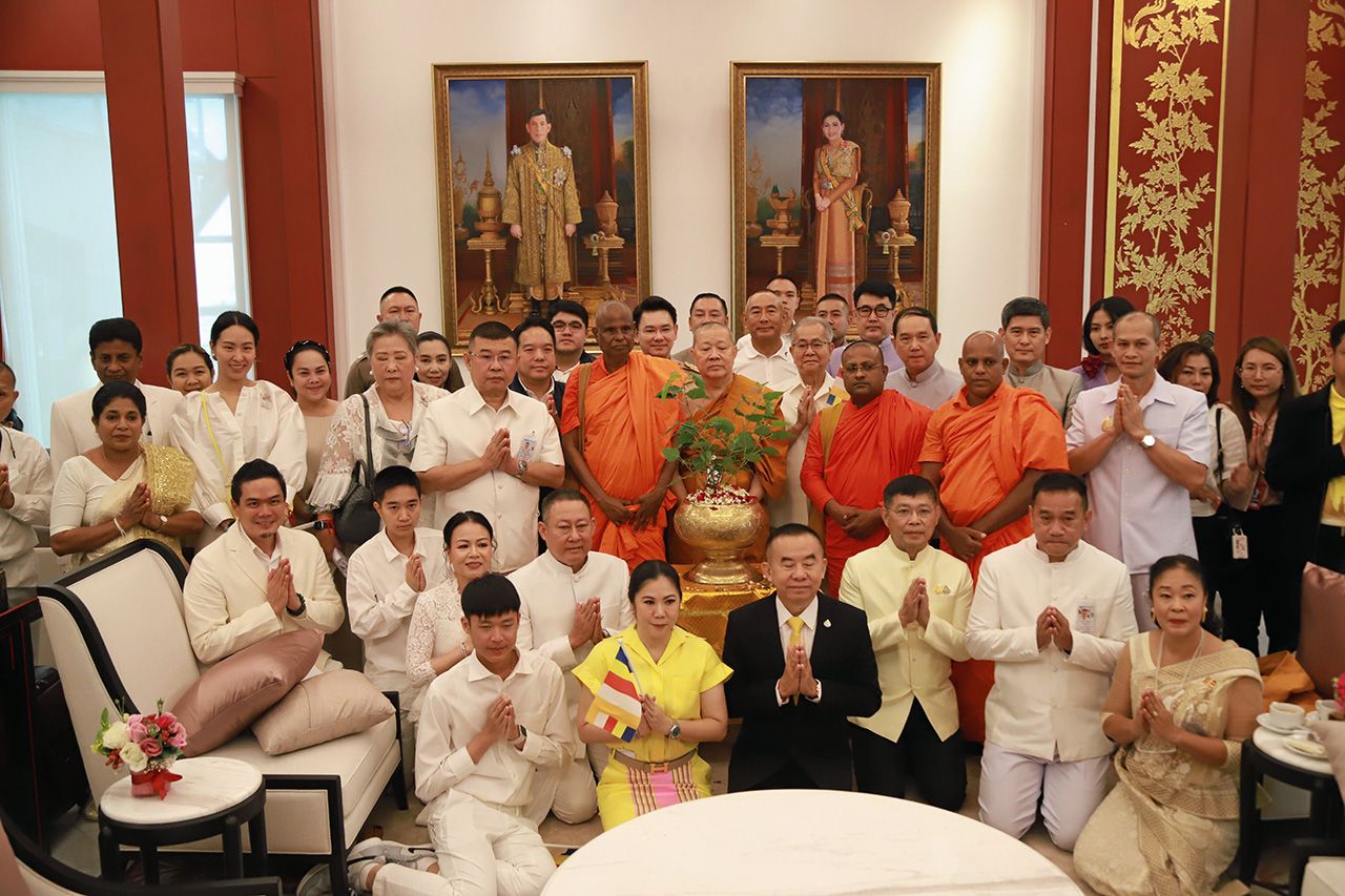 สมเด็จพระมหารัชมงคลมุนี (ธงชัย ธมฺมธโช) ผู้ช่วยเจ้าอาวาสวัดไตรมิตรฯ กรรมการมหาเถรสมาคม เจ้าคณะใหญ่หนกลาง พร้อมด้วย นายระพีภัทร์ จันทรศรีวงศ์ อธิบดีกรมวิชาการเกษตร และ พล.ต.อ.ดำรงศักดิ์ กิตติประภัสร์ ผบ.ตร. พร้อมพุทธศาสนิกชนร่วมอัญเชิญต้นพระศรีมหาโพธิ์ “ปรมัตถสิริหาโพธิ หน่อเนื้อพุทธางกูร” จากศรีลังกา จากท่าอากาศยานสุวรรณภูมิไปยังวัดบ้านแหลมแค อ.พานทอง จ.ชลบุรี.