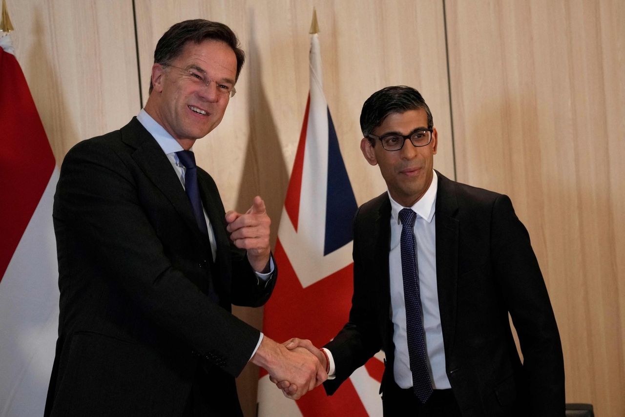 นายกรัฐมนตรีมาร์ก รูตต์ แห่งเนเธอร์แลนด์(ซ้าย) และริชี ซูแน็ก นายกรัฐมนตรีสหราชอาณาจักร