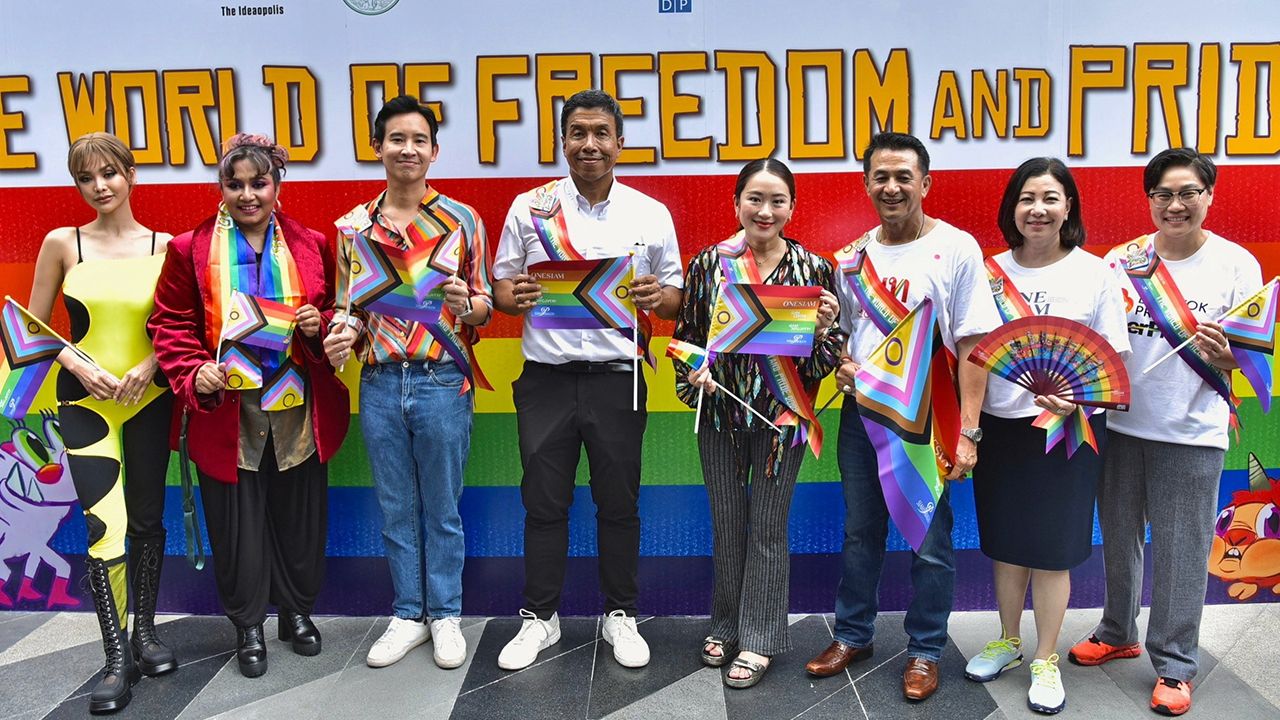 เท่าเทียม รศ.ชัชชาติ สิทธิพันธุ์ และ ชุมาพร แต่งเกลี้ยง เปิดงาน Bangkok Pride 2023 ขบวนพาเหรดรณรงค์ความเท่าเทียม LGBTQ+ โดยมี พิธา ลิ้มเจริญรัตน์, แพทองธาร ชินวัตร, นพ.ชลน่าน ศรีแก้ว และ ชฎาทิพย์ จูตระกูล มาร่วมงานด้วย ที่สยามเซ็นเตอร์ วันก่อน.