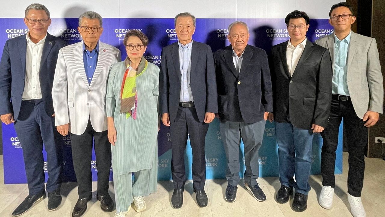 เปิดบริษัท - ดร.เอกลักษณ์ ยิ้มวิไล จัดงานเปิดโอเช่ียน สกาย เน็ตเวิร์ค บริษัททำธุรกิจเกี่ยวกับปัญญาประดิษฐ์ ไอโอและบิ๊กดาต้า โดยมี ศ.ดรไชยา–ทิพย์สุดา ยิ้มวิไล, สันติ วิริยะรังสฤษฎ์, ชาญชัย สงวนวงศ์, บากบั่น บุญเลิศ และ ชัย งามเมืองแมน มาร่วมงานด้วย ที่ รร.พูลแมน คิง เพาเวอร์ วันก่อน.
