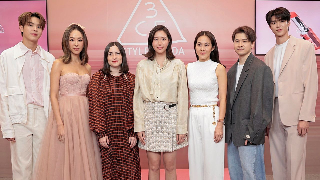 ปากสวย - ไพลิน อัมพุช และ จูเลียนนา โบบาดิลลา จัดงานเปิดตัว “3CE BLUR MATTE LIPSTICK” ลิปสติกเนื้อแมตต์รุ่นใหม่ล่าสุดของแบรนด์ 3CE โดยมี ณัฐธิดา ชุติเชาวน์กุล, กฤษฏิ์ จิระเกียรติวัฒนา, กฤตนัน อัญชนานันท์ และ นิชคุณ ขจรบริรักษ์ มาร่วมงานด้วย ที่พารากอน วันก่อน.