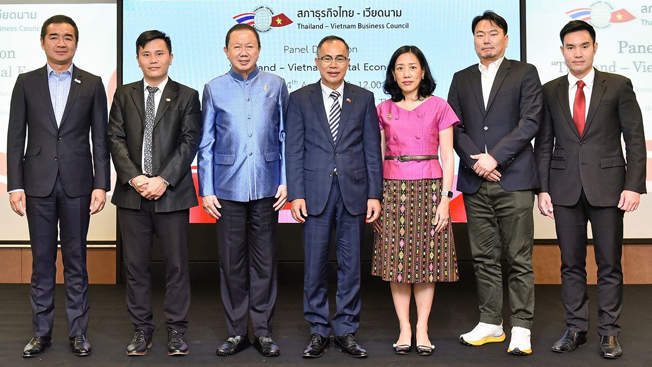 ไทย–เวียดนาม - จริยา จิราธิวัฒน์ จัดประชุมใหญ่สามัญสภาธุรกิจไทย-เวียดนาม ประจำปี 2566 พร้อมเชิญ ฟาน จิ๊ ทัญ ทูตเวียดนาม มาบรรยายเรื่องการยกระดับเศรษฐกิจดิจิทัลภายใต้พันธกิจของสถานทูตเวียดนาม โดยมี สนั่น อังอุบลกุล มาร่วมงานด้วย ที่สภาหอการค้า วันก่อน.