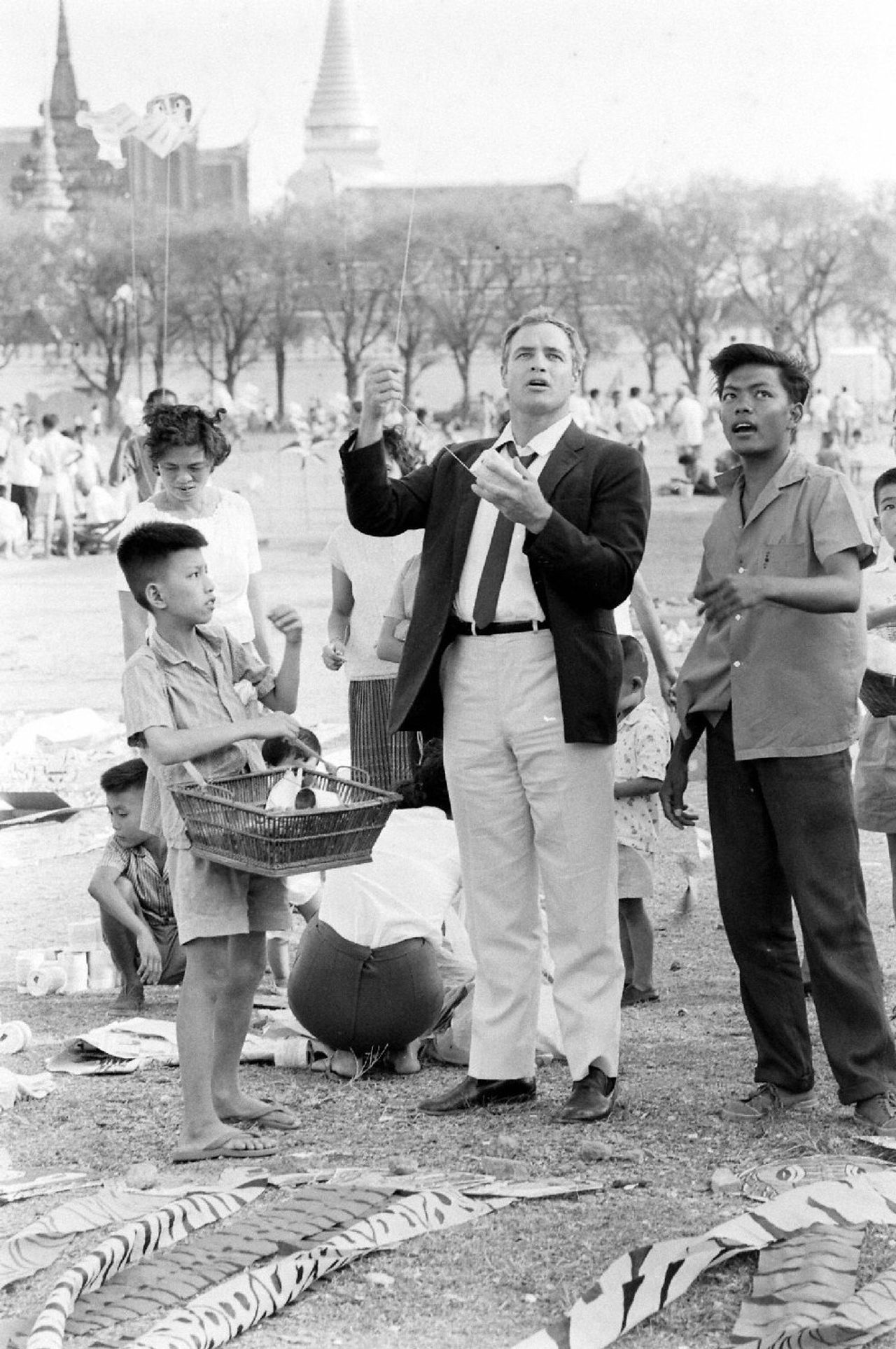 Marlon Brando เล่นว่าวที่ท้องสนามหลวง ถ่ายภาพโดย Larry Burrows ช่างภาพจากนิตยสาร LIFE Photo Collection, สหรัฐอเมริกา