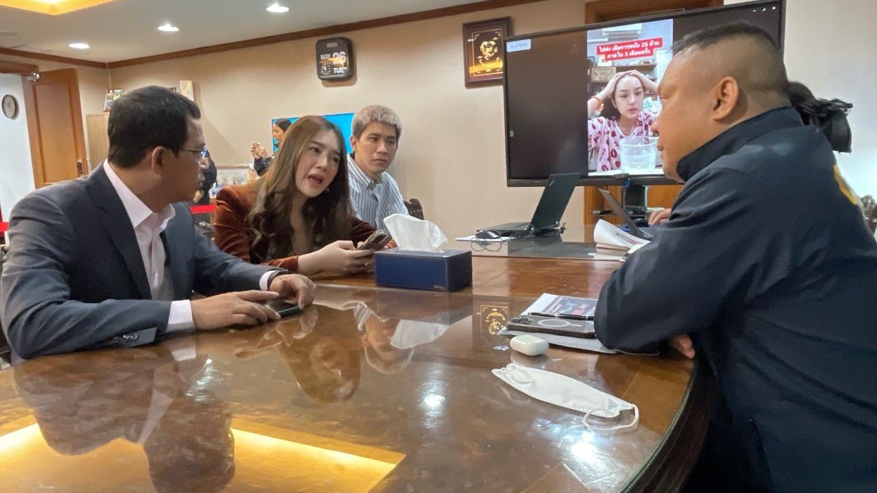 "เส้นด้าย" เข้าพบ ตำรวจไซเบอร์ แจงปมเสียพนัน 25 ล้านบาท ยันไม่หนักใจ