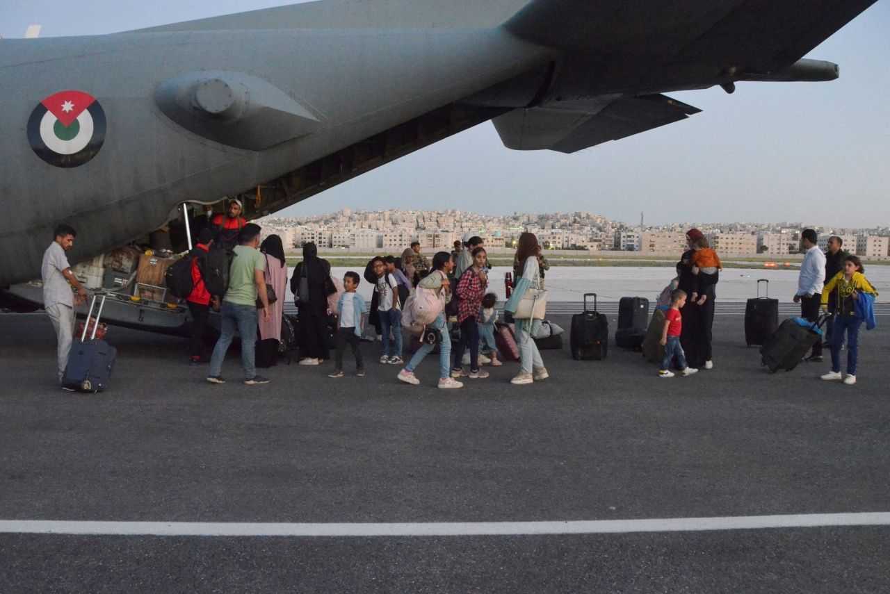 หลายประเทศเร่งอพยพพลเรือนออกจากซูดาน ก่อนเวลาหยุดยิงจะหมดลง 