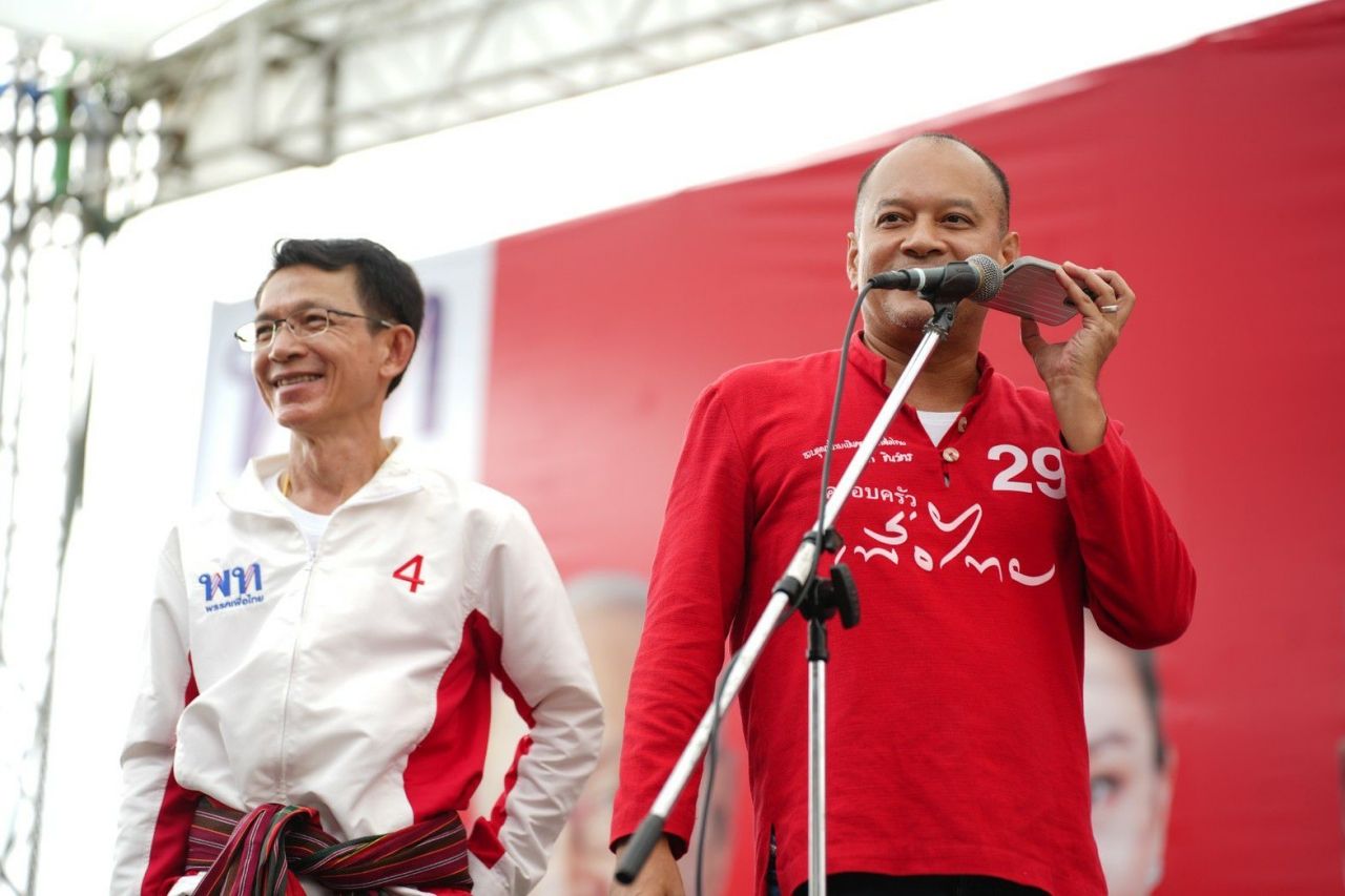 แพทองธาร ชินวัตร โฟนอินมายังเวทีปราศรัย ซึ่ง ณัฐวุฒิ ใสยเกื้อ ถือโทรศัพท์และเปิดเสียงให้คนมาฟังปราศรัยได้รับฟังด้วย