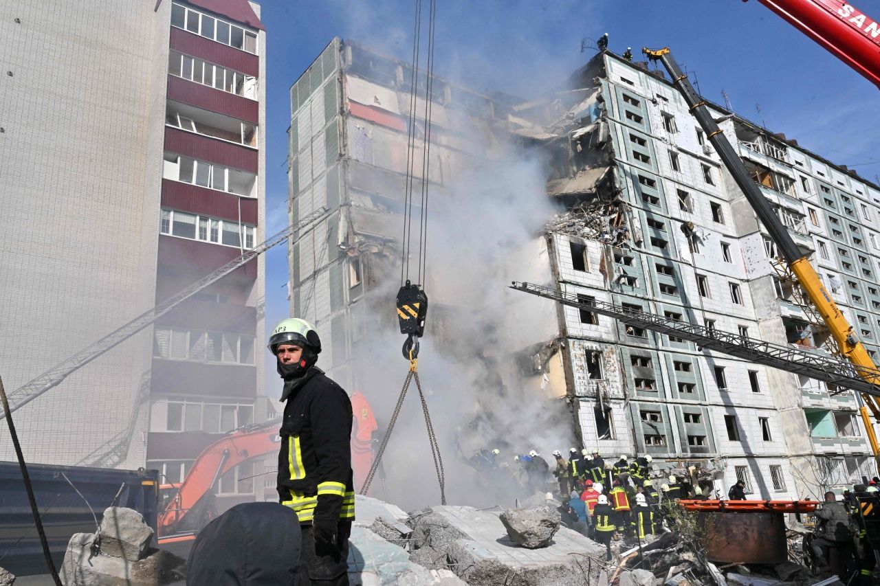 รัสเซียยิงขีปนาวุธมาโจมตีอพาร์ตเมนต์แห่งหนึ่ง ที่เมืองอูมาน ทางภาคกลางของยูเครน เป็นเหตุให้มีผู้เสียชีวิตอย่างน้อย 7 ศพ เมื่อคืนวันที่ 27 เมษายน 2566