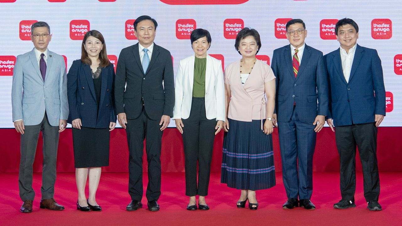 อย่าพลาด ณัฐิยา สุจินดา, ดร.กฤษณะ วจีไกรลาศ และ ภูษิต ศศิธรานนท์ แถลงข่าวการจัด “THAIFEX-ANUGA ASIA 2023” งานแสดงสินค้าอาหารและเครื่องดื่ม ระหว่าง 23-27 พ.ค. ที่อิมแพ็ค เมืองทองธานี โดยมี สุนันทา กังวาลกุลกิจ มาร่วมงานด้วย ที่กระทรวงพาณิชย์ วันก่อน.