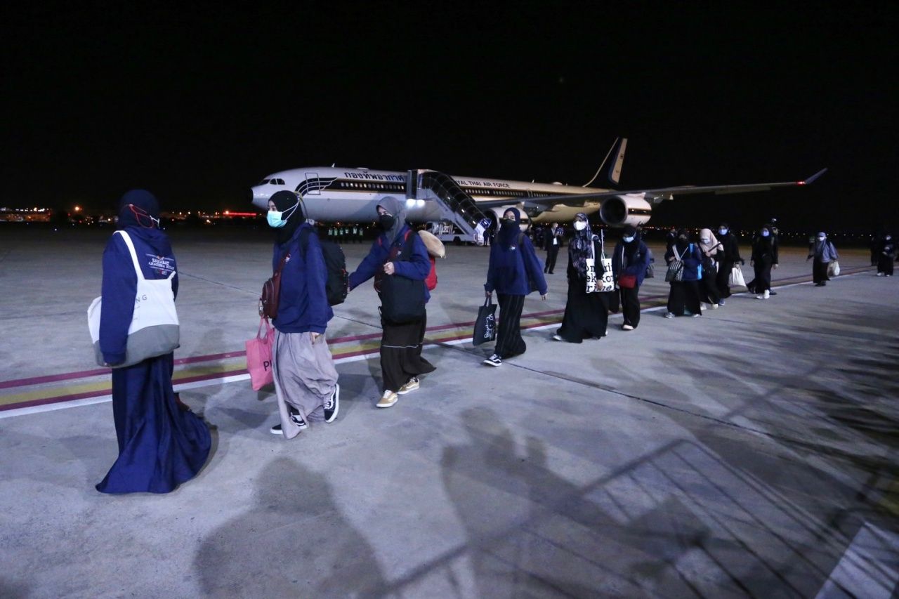 คณะคนไทยกลุ่มที่ 1 ที่มากับเที่ยวบิน A340-500 เที่ยวบินแรก จากท่าอากาศยานนานาชาติ King Abdulaziz เมืองเจดดาห์ ซาอุดีอาระเบีย จำนวน 78 คน