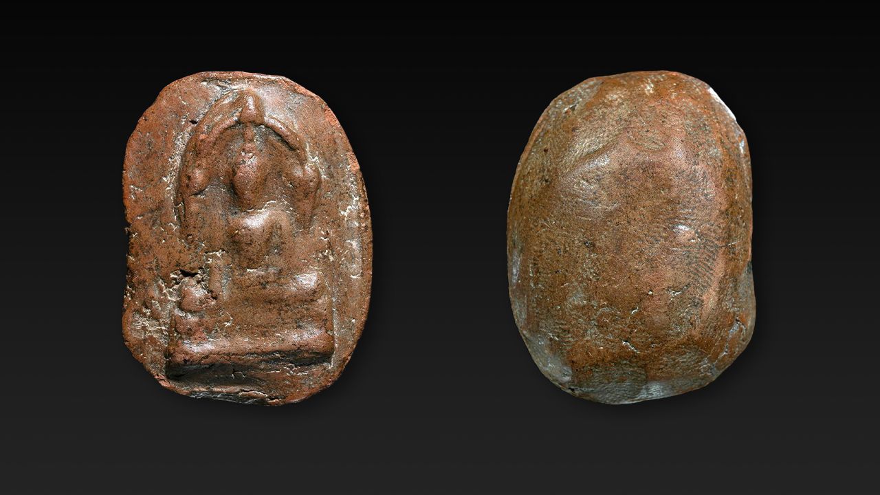 พระพุทธชินราชใบเสมา หลังเบี้ย เนื้อดิน วัดพระศรีรัตน มหาธาตุ ของพิเชษฐ์ ศิริชัย.