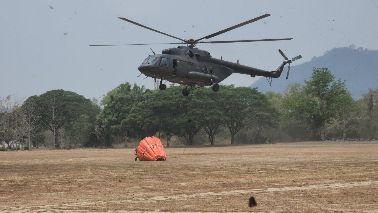 ไฟป่าเขาตะแบกที่บ้านวังรี ปะทุอีกรอบ ใช้ ฮ.Mi-17 ทิ้งน้ำดับที่ยอดเขาแล้ว