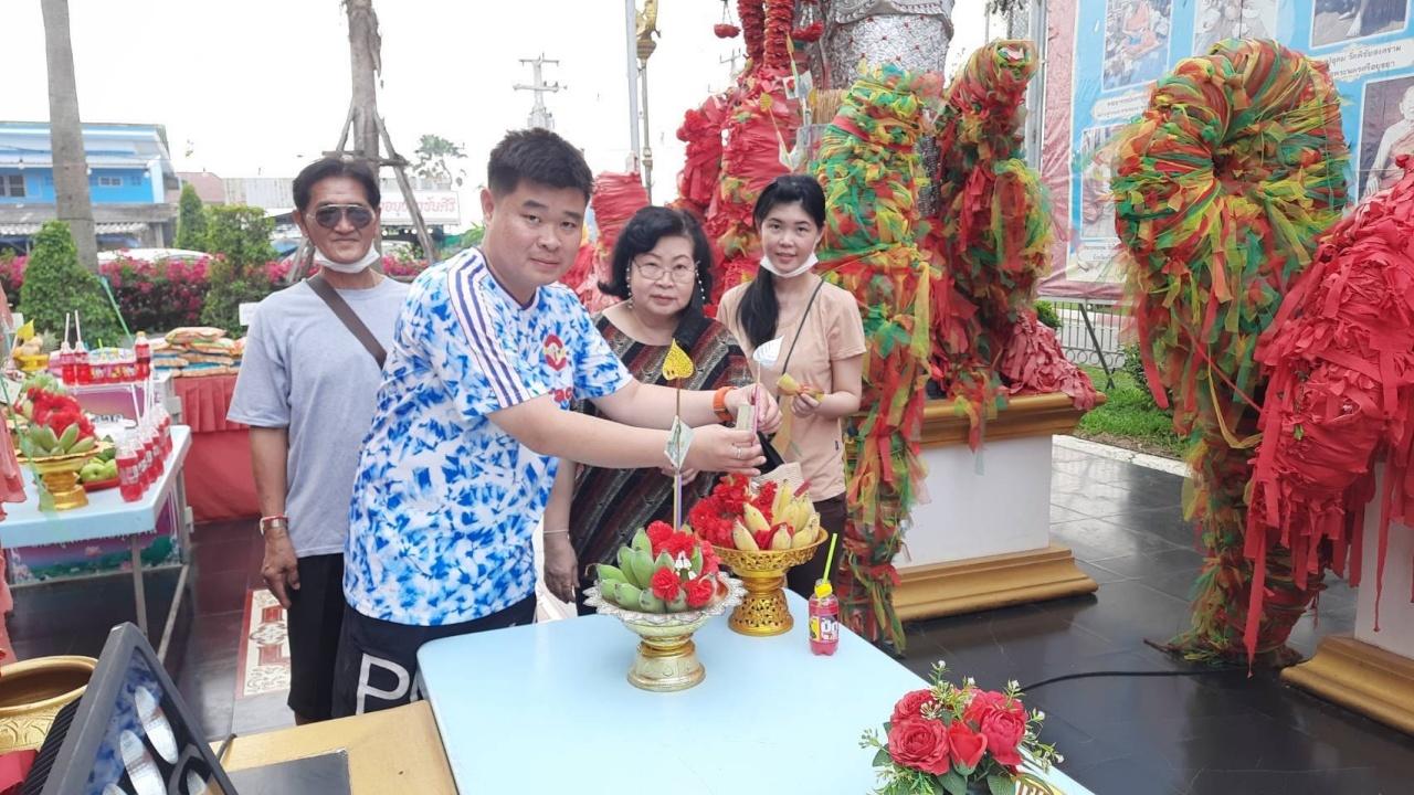 คนดวงเฮง แห่แก้บน "ท้าวเวสสุวรรณ" ไม่ลืมส่อง "เลขเด็ด" ลุ้นรวยอีกงวด 2/5/66