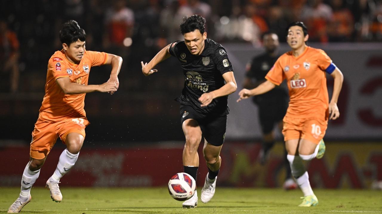 พายุลูกเห็บ ฝน ลมแรง ไม่มีปัญหา "บุรีรัมย์" บุกเฉือน "เชียงราย" 2-1 ผงาดแชมป์ลีก สมัยที่ 8