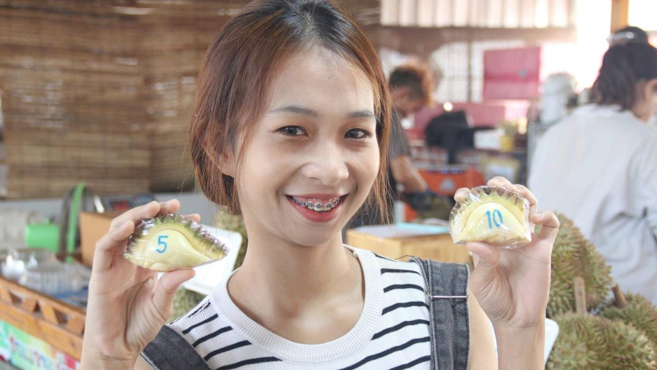 เอาใจคนงบน้อย "ทุเรียน" ชิ้นละ 5 บาท ลูกค้าแห่ซื้อจนขายแทบไม่ทัน