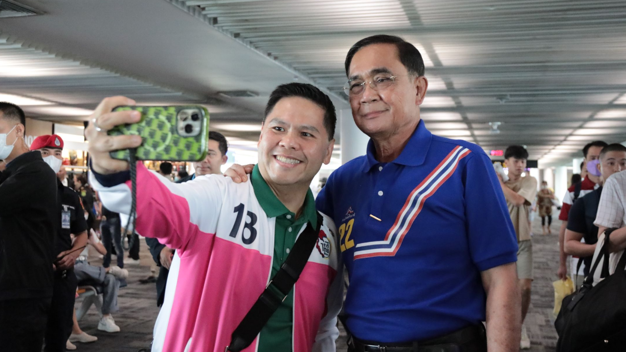 เลือกตั้ง 2566 : "ลุงตู่" ทักทาย "วราวุธ" ในสนามบิน ก่อนแยกย้ายลงพื้นที่