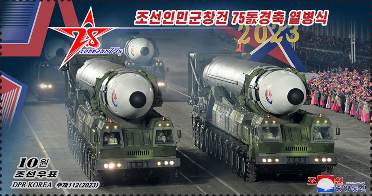 เกาหลีเหนือโชว์พาเหรดขีปนาวุธข้ามทวีปในวันครบรอบ 75 ปีการก่อตั้งกองทัพ