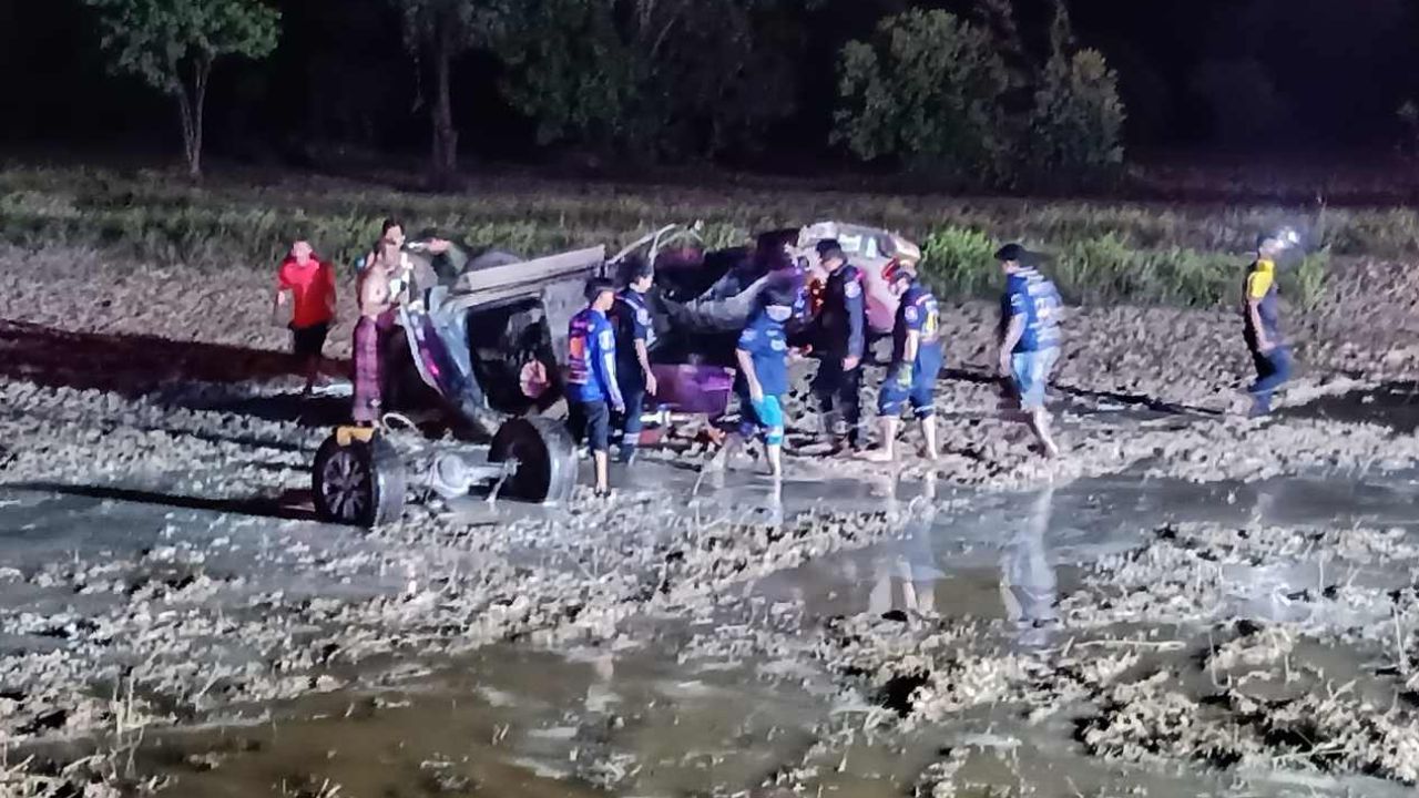 ปิกอัพขนญาติ 11 คนกินข้าวเย็น เจอพายุพุ่งตกทุ่งนา ดับ 3 บาดเจ็บ 8