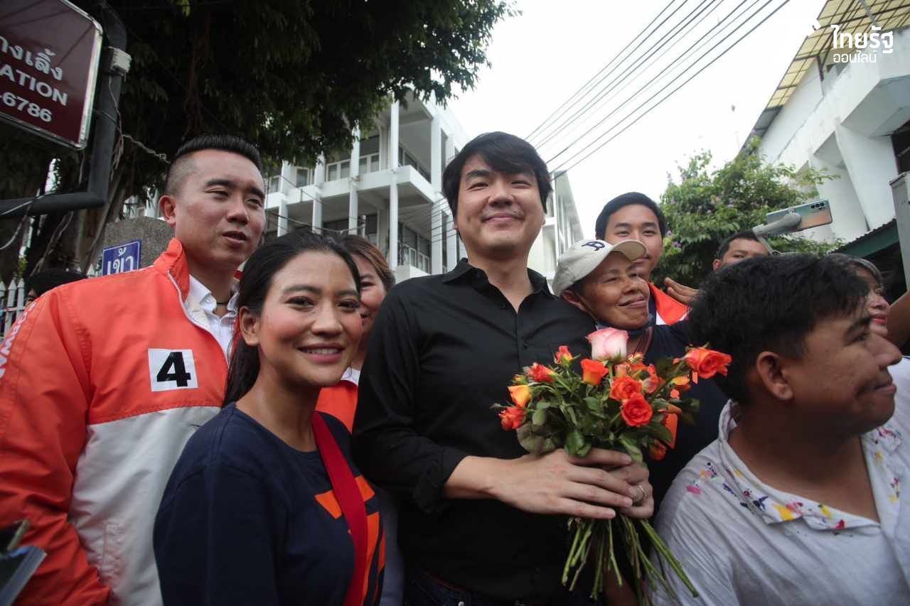 นายปิยบุตร แสงกนกกุล เลขาธิการคณะก้าวหน้า ในฐานะผู้ช่วยหาเสียงพรรคก้าวไกล เดินทางเข้าพบพนักงานสอบสวน ที่สถานีตำรวจนครบาลนางเลิ้ง ในคดีมาตรา 116 ตามที่ นายณฐพร โตประยูร อดีตที่ปรึกษาประธานผู้ตรวจการแผ่นดิน ร้องทุกข์กล่าวโทษข้อหายุยงปลุกปั่น 