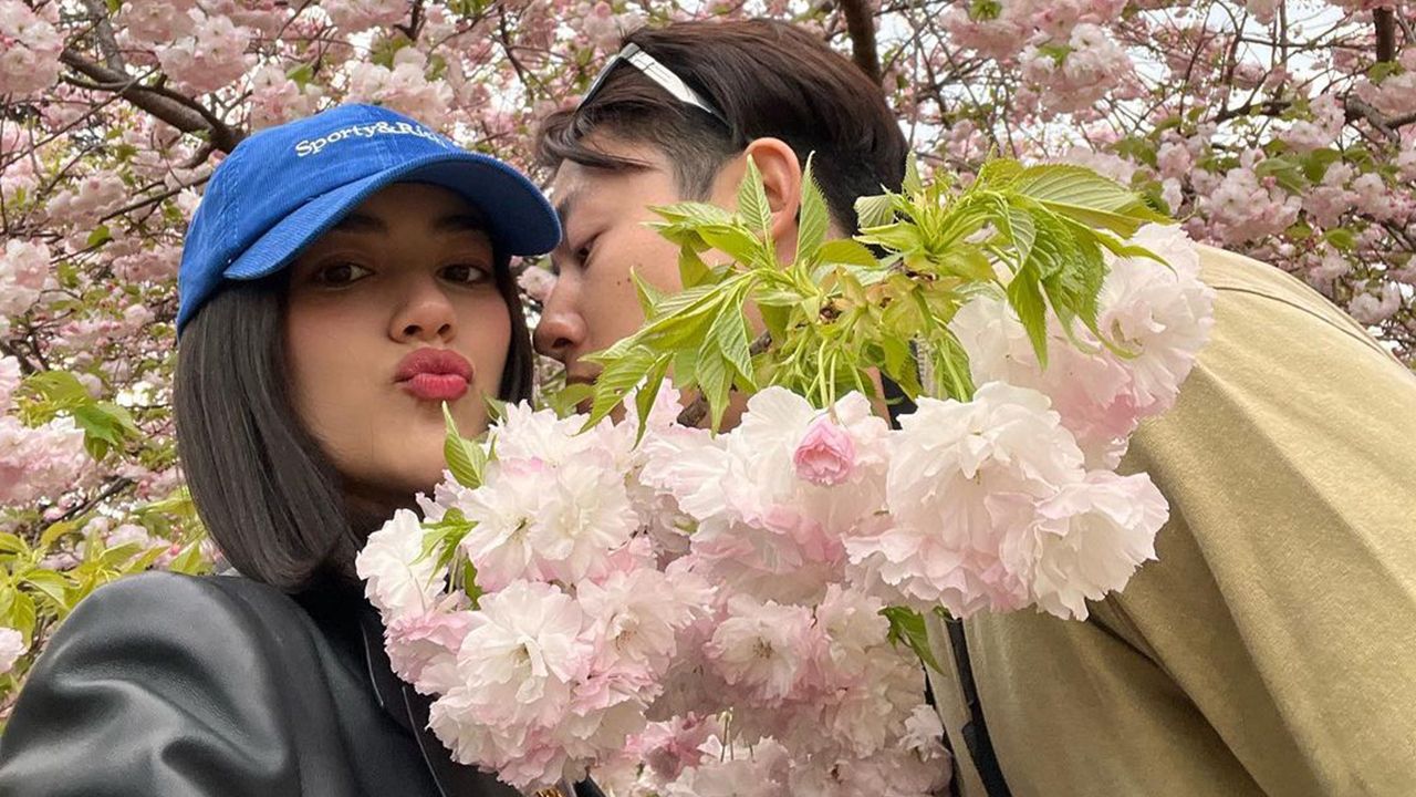 สำหรับคู่นี้ไม่เน้นพูด แต่เน้นปฏิบัติ หมาก–ปริญ กับ คิมเบอร์ลี่ ช่วงนี้เที่ยวอยู่ญี่ปุ่น ชมซากุระ กินปลาดิบ พร้อมกับระดมโพสต์ภาพหวานออกมาให้คนตาร้อนผ่าวกัน...ไม่ต้องอิจฉา คู่นี้เขาซ้อมฮันนีมูนกัน!