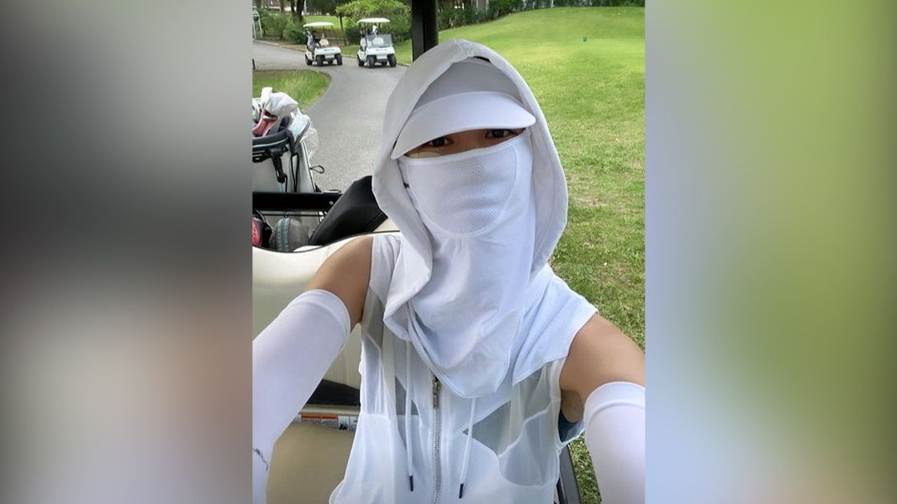 ตีกอล์ฟสู้ชีวิตมาก มินต์–ชาลิดา เตรียมตัวพร้อม โดยโพสต์ให้ดูว่า ใส่เสื้อกันรังสียูวี พร้อมฮู้ดคลุมหัว สวมปลอกแขน ยังมีหมวก และหน้ากากปิดหน้ายันคอ ...เอิ่ม กลัวแดด แล้วไม่กลัวฮีตสโตรกรึจ๊ะ?
