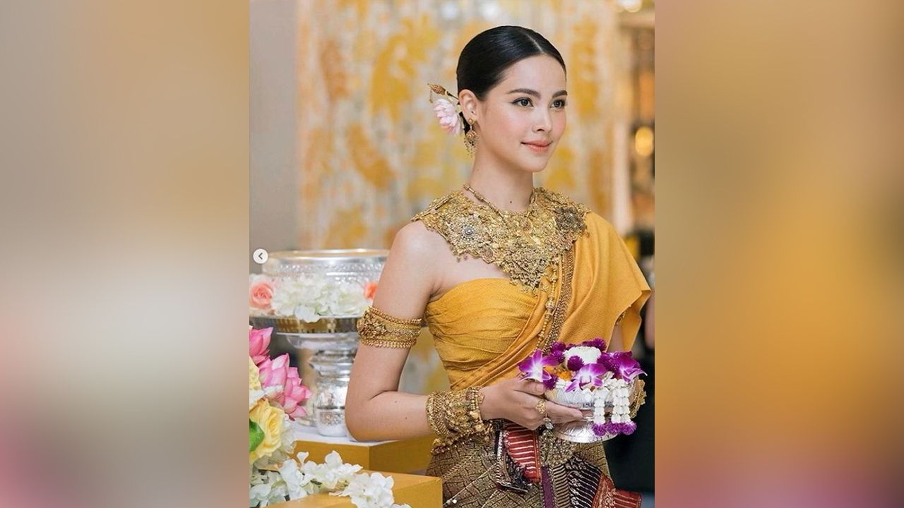สวยสมกับเป็นนางสงกรานต์ ญาญ่า–อุรัสยา โพสต์ภาพนี้พร้อมอวยพร สุขสันต์วันปีใหม่ไทย ขอให้ทุกท่านมีความสุข งานนี้ ณเดชน์ เข้ามาเมนต์ทันที “แฟนใครสวยจัง”...หืม ไม่ได้ อวยพร แต่ อวยแฟน!
