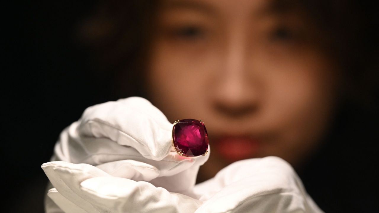 สถาบันโซเธอบีส์เตรียมนำทับทิมขนาดใหญ่ที่สุดในโลก ออกประมูลในเดือนมิถุนายน 2566 คาดราคาจะพุ่งทะยานกว่าพันล้านบาท