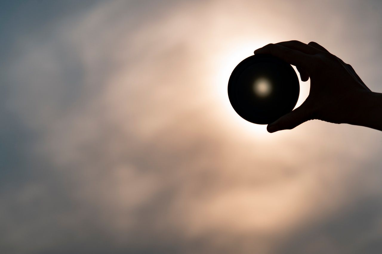 หากไม่มั่นใจว่าอุปกรณ์ที่ใช้ดูสุริยุปราคานั้นปลอดภัยหรือไม่ ก็ไม่ควรดูเพราะจะส่งผลเสียต่อดวงตาได้