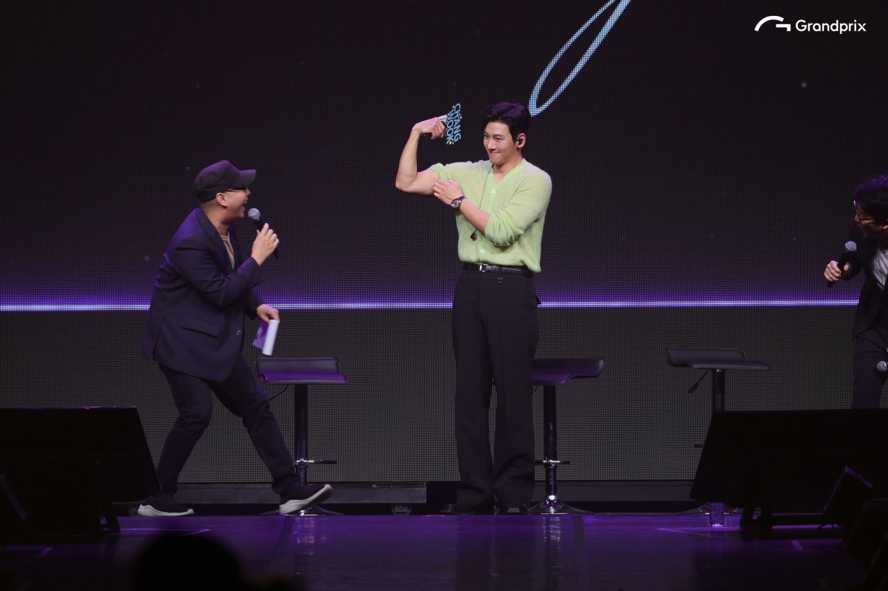 จีชางอุค โชว์กล้ามแน่น