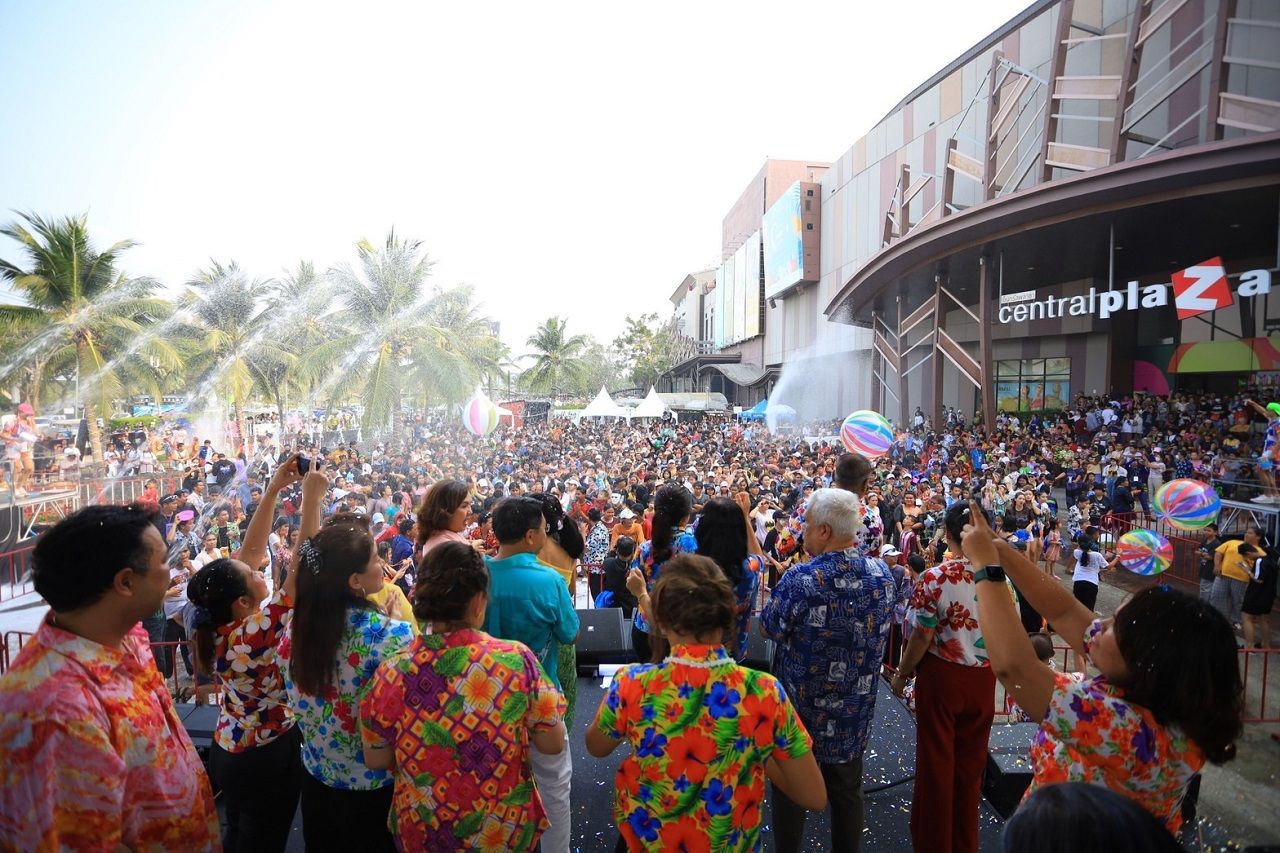 บรรยากาศเล่นน้ำสงกรานต์ 2566 ที่ห้างเซ็นทรัล สุราษฎร์ธานี