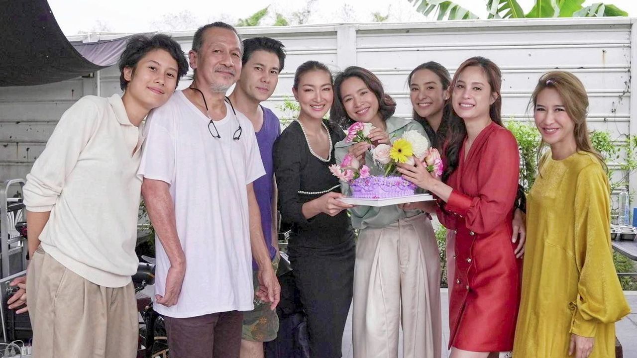 40 ยังแจ๋ว - พงษ์พัฒน์ วชิรบรรจง ผู้กำกับมากฝีมือ และ เอกนรี วชิรบรรจง ผู้จัดฯ ทำเซอร์ ไพรส์มอบเค้กวันเกิด ให้กับ โดนัท–มนัสนันท์ พันเลิศวงศ์สกุล ฉลองอายุครบ 40 ปี กลางกองถ่ายซีรีส์ “HANGOUT” ภายใต้การผลิตของ “โมโนออริจินอล” รวมตัวแม่วงการบันเทิง อาทิ ป๊อก ปิยธิดา, แพนเค้ก เขมนิจ, ขวัญ อุษามณี, ชิปปี้ ศิรินทร์ ฯลฯ ร่วมอวยพร ย่านจตุโชติ วันก่อน.