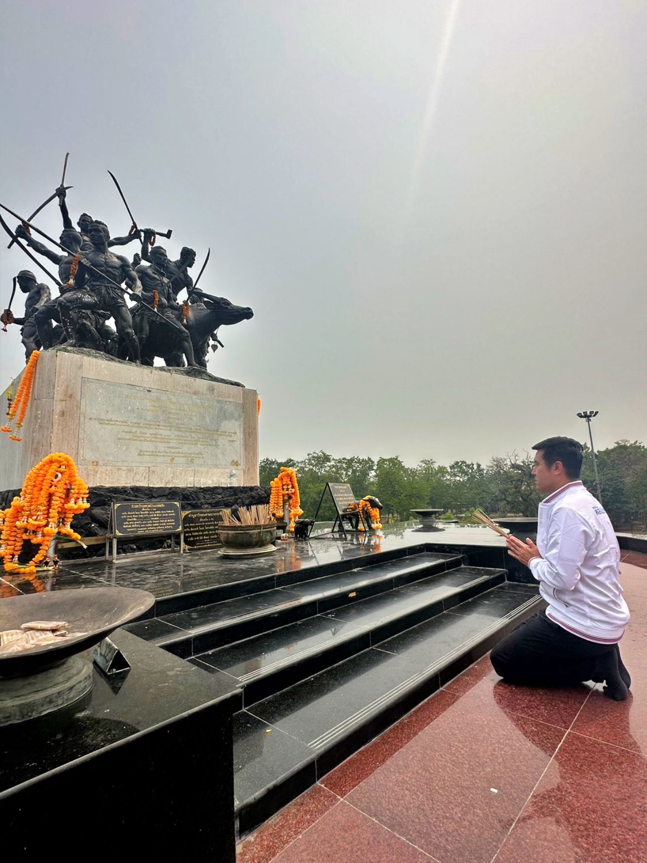 ชัยวุฒิ ธนาคมานุสรณ์ สักการะอนุสาวรีย์วีรชนค่ายบางระจัน จ.สิงห์บุรี