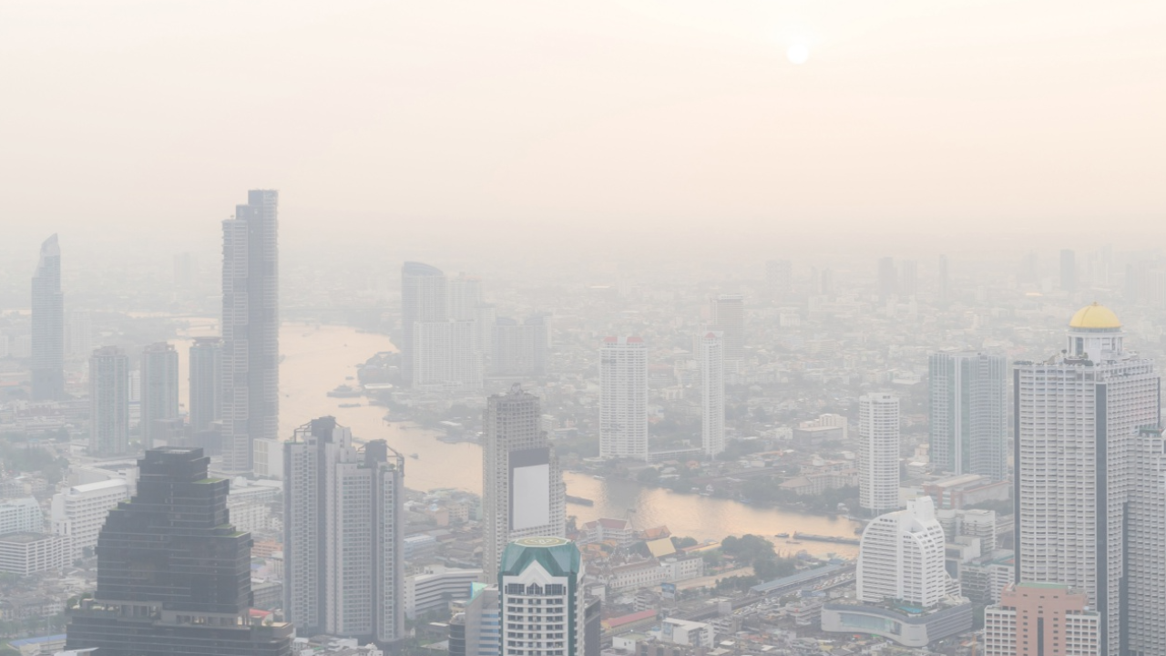 ขมุกขมัวทั่วกรุง ค่าฝุ่น PM 2.5 เช้าวันนี้ พุ่งเกินมาตรฐาน 59 พื้นที่