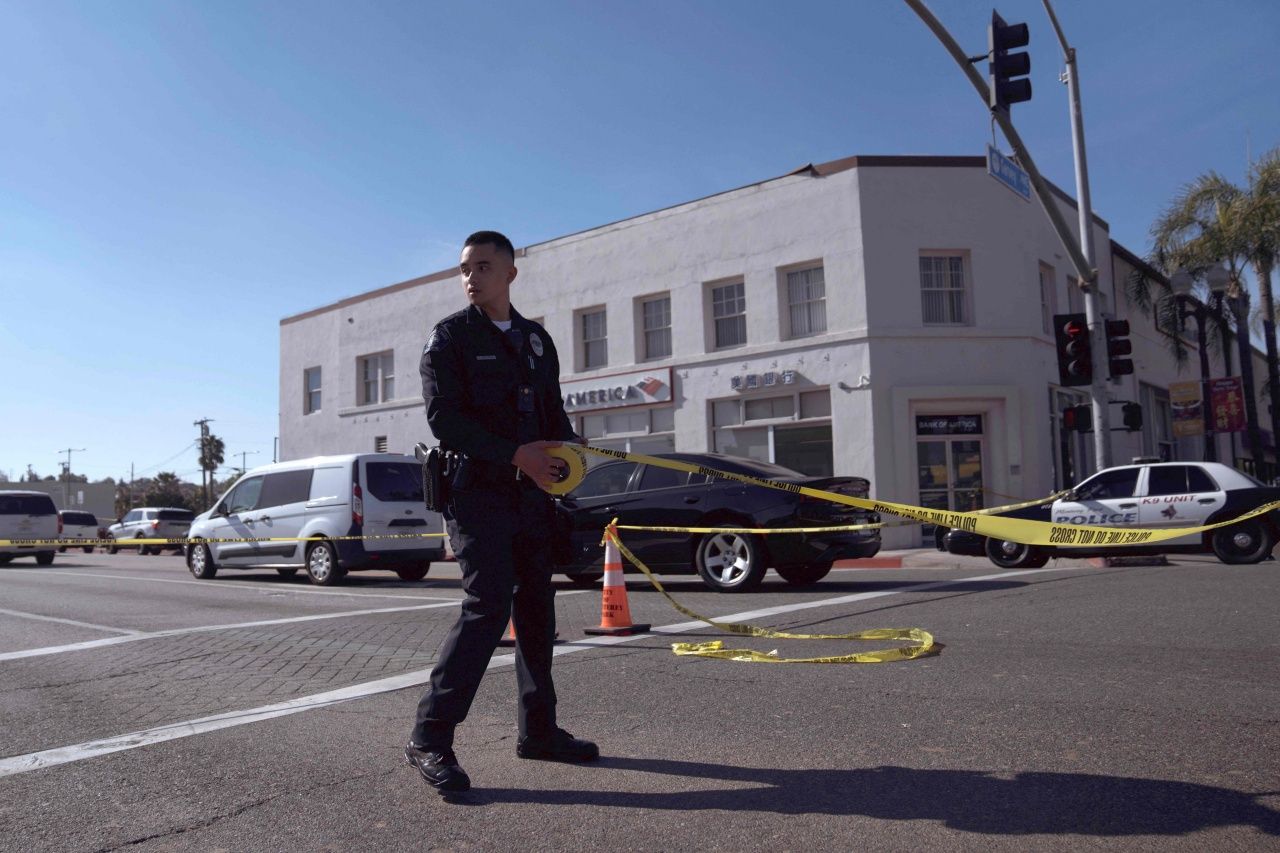 เจ้าหน้าที่ปิดล้อมบริเวณที่เกิดเหตุกราดยิงสังหารหมู่ในเมืองมอนเทอเรย์ พาร์ก ทำให้มีผู้เสียชีวิตอย่างน้อย 11 ศพ เมื่อคืนวันเสาร์ที่ 21 ม.ค. 2566 ตามเวลาท้องถิ่น