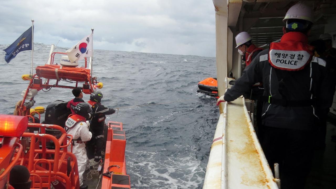 เรือบรรทุกสินค้าฮ่องกง อับปางนอกชายฝั่งเกาะเชจู สูญหาย 8 ราย