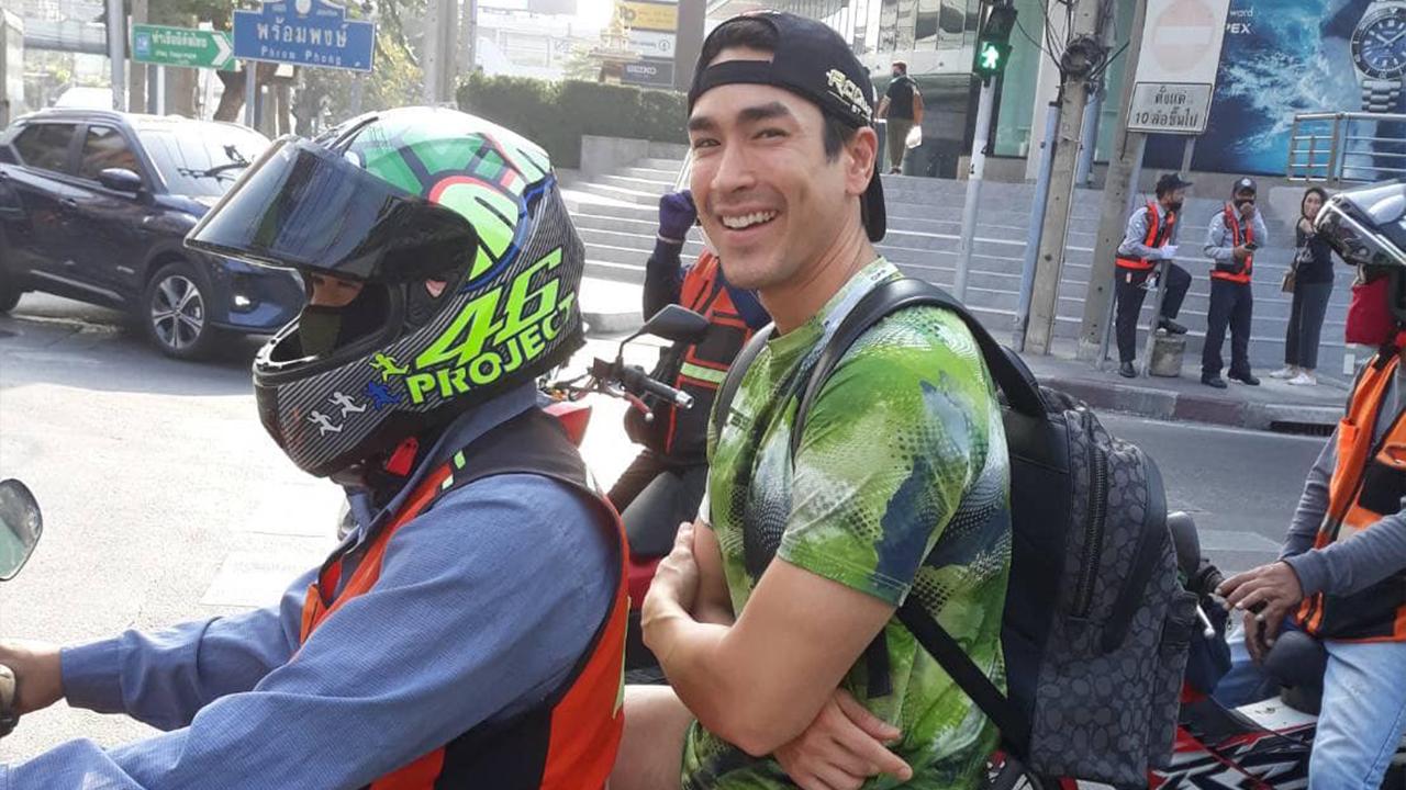 ยืนหนึ่งเรื่องติดดิน ณเดชน์ สุดชิล แว้นวินมอ'ไซค์ฝ่ารถติดไปทำงาน