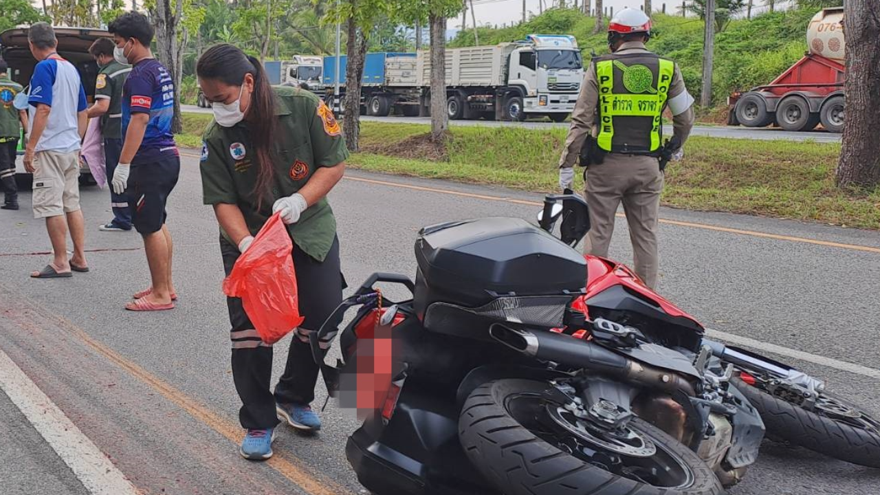 สลด ฝรั่งบิดดูคาติ เบียดเทรลเลอร์ เสียหลักล้ม-เหยียบซ้ำ เป็นศพคาถนน