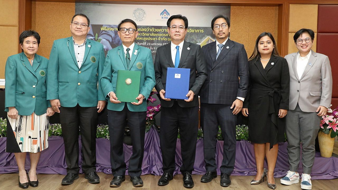 สร้างอาชีพ พิษณุพร อุทกภาชน์ และ ผศ.ดร.นิคม แหลมสัก ลงนามข้อตกลงสร้างหลักสูตรพัฒนาทักษะความรู้กลุ่มผู้มีรายได้น้อยครัวเรือนเปราะบาง ในโครงการบ้านเช่าพร้อมอาชีพ โดยมี ดร.ตวงอัฐ ชัยกิจโกสีย์ และ ผศ.ดร.กฤษณ์ วันอินทร์ มาร่วมในพิธีด้วย ที่ ม.เกษตรศาสตร์ วันก่อน.