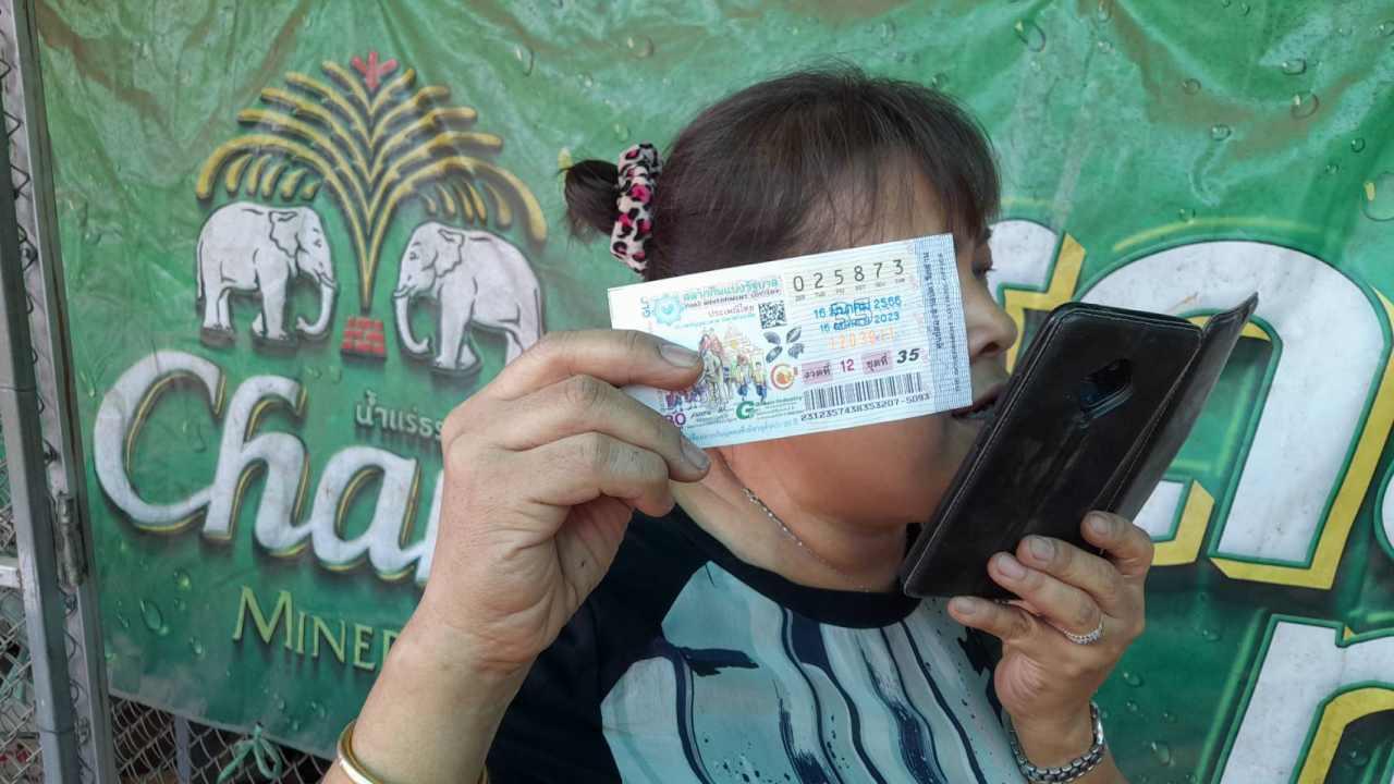 แม่ค้าไข่ดับเบิลเฮง ถูกเลขท้าย 2 ตัว พ่วงรางวัลที่ 1 รับกว่า 6 ล้าน