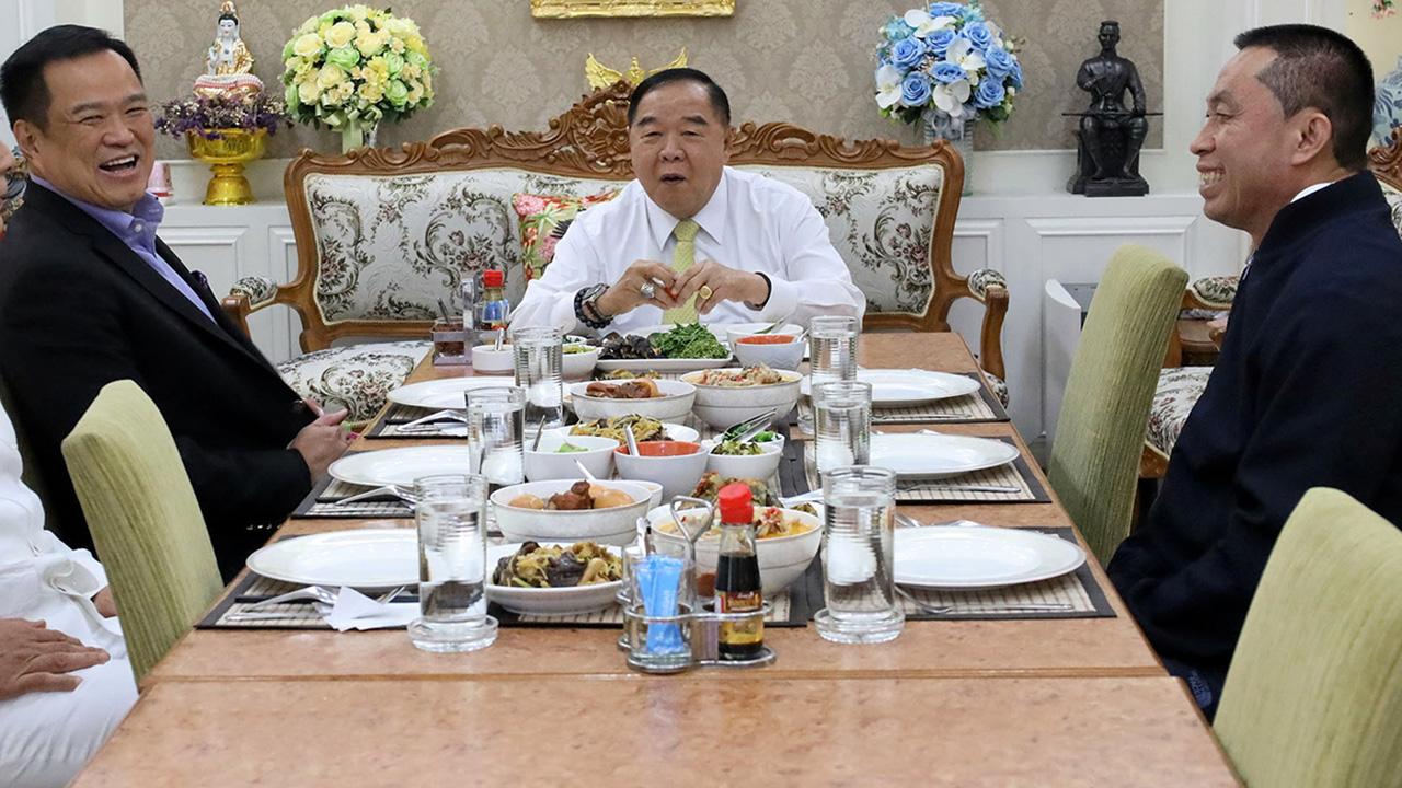 ชิงจับขั้วตั้งรัฐบาล “บิ๊กป้อม” หม่ำข้าวภท. “อนุทิน-ศักดิ์สยาม” ร่วมโต๊ะชื่นมื่น!